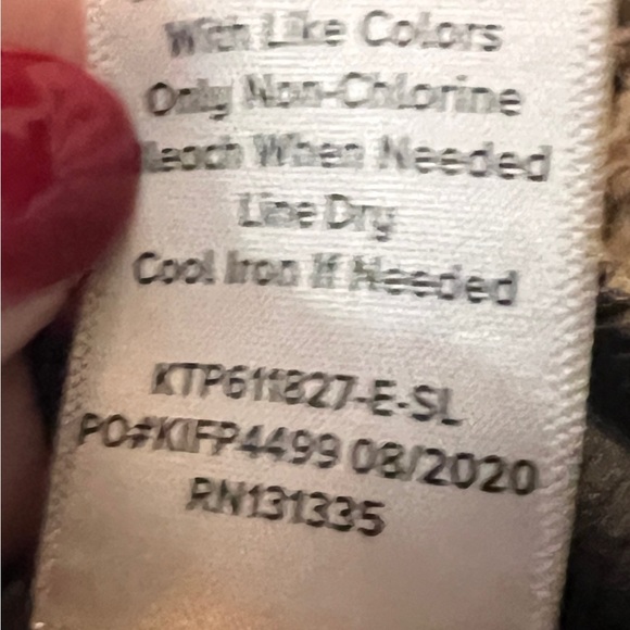 Peyton Jensen 
Women’s 
Medium 
Grey
Long Sleeve 
Henley 
Shirt - Picture 8 of 8